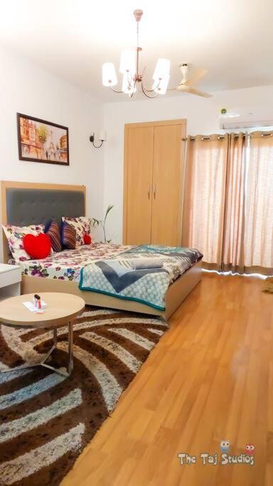 Top Luxury & Couple Friendly Stay Gp By Taj Suites & Studios #New Year Party & Stay نويدا المظهر الخارجي الصورة