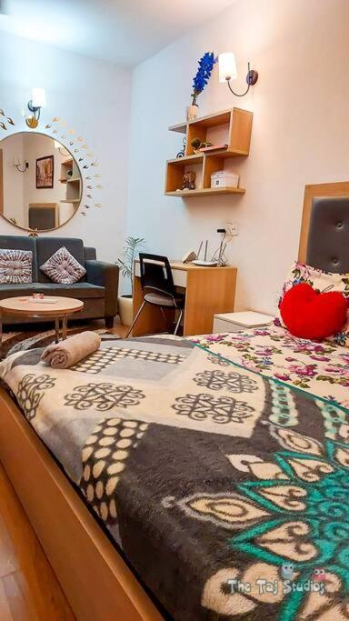 Top Luxury & Couple Friendly Stay Gp By Taj Suites & Studios #New Year Party & Stay نويدا المظهر الخارجي الصورة