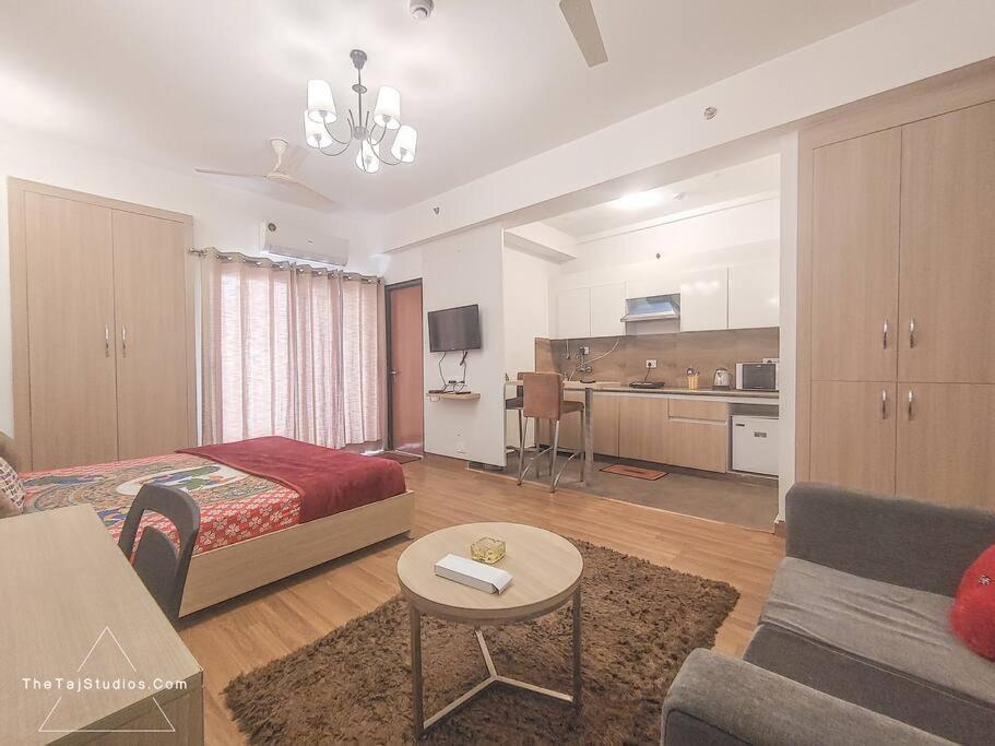 Top Luxury & Couple Friendly Stay Gp By Taj Suites & Studios #New Year Party & Stay نويدا المظهر الخارجي الصورة